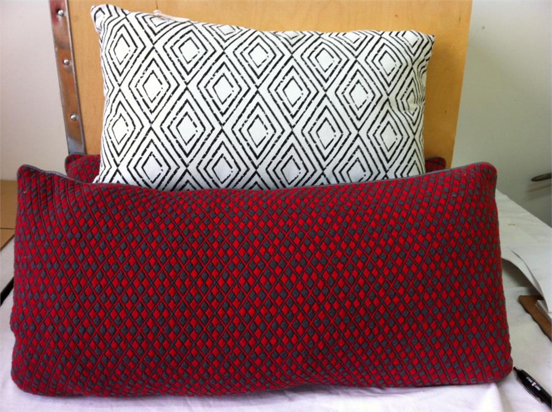 18 x cushions. See description for sizes/colours/designs. - Image 3 of 7