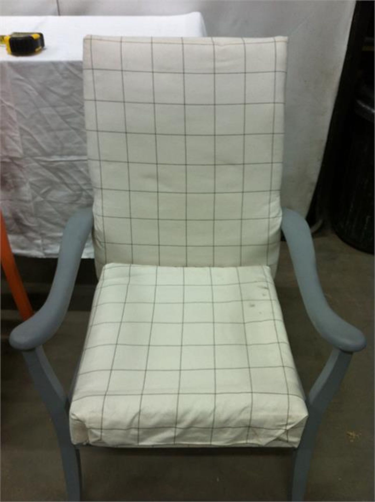 Grey frame chair with spring base - Image 4 of 4