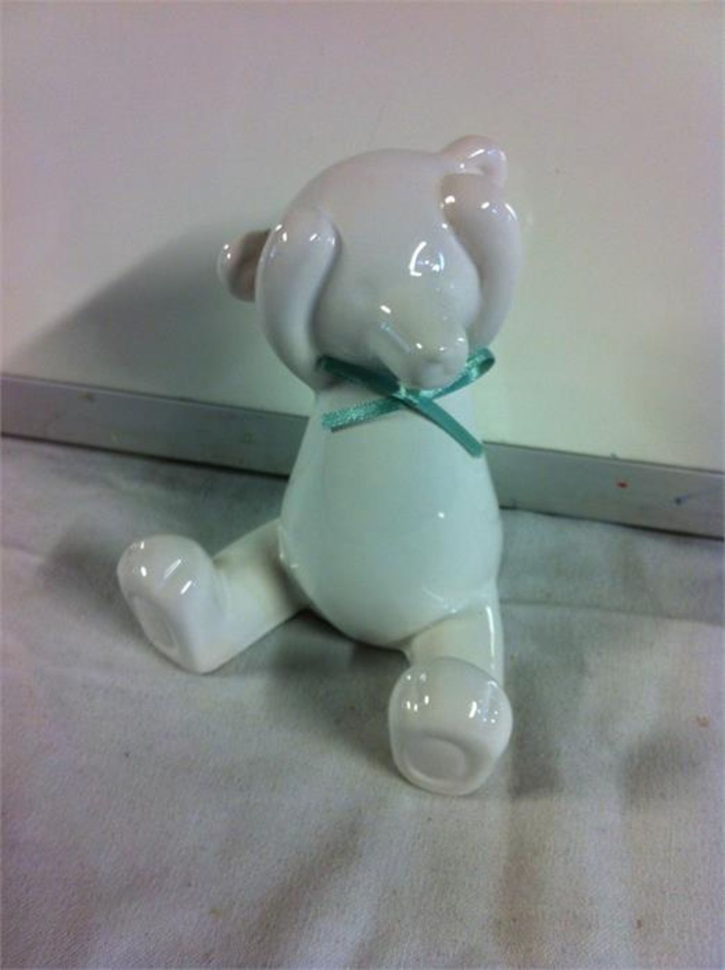 162 X SHINY WHITE CERAMIC TEDDY BEARS, LARGE/SMALL, SITTING/STANDING. RRP £ 878.70 - Image 2 of 2