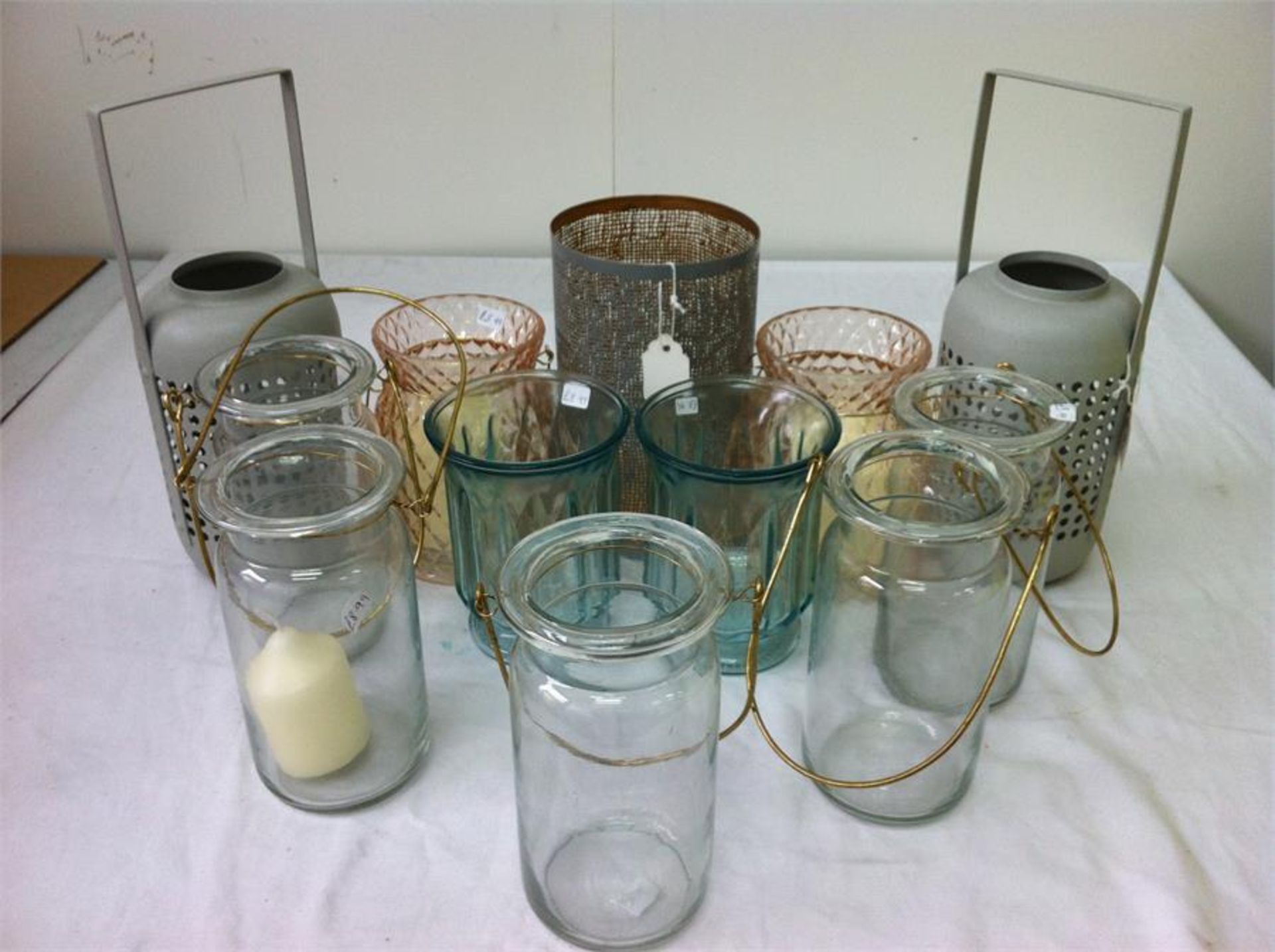 Candle/tealight holders 11xGlass, 3xmetal; Candle plates 6xlge, 4xsm; scented soya bean candles x 10 - Image 4 of 5