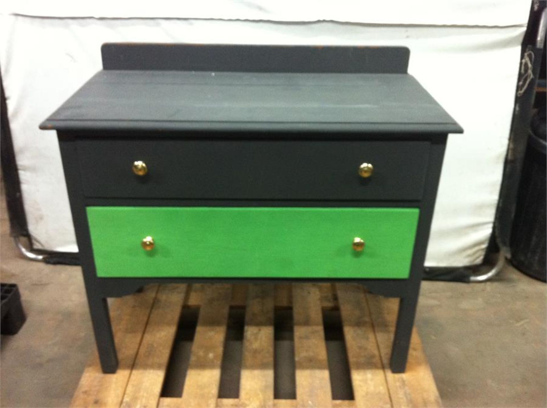 Drawer unit with green drawer - Image 2 of 2