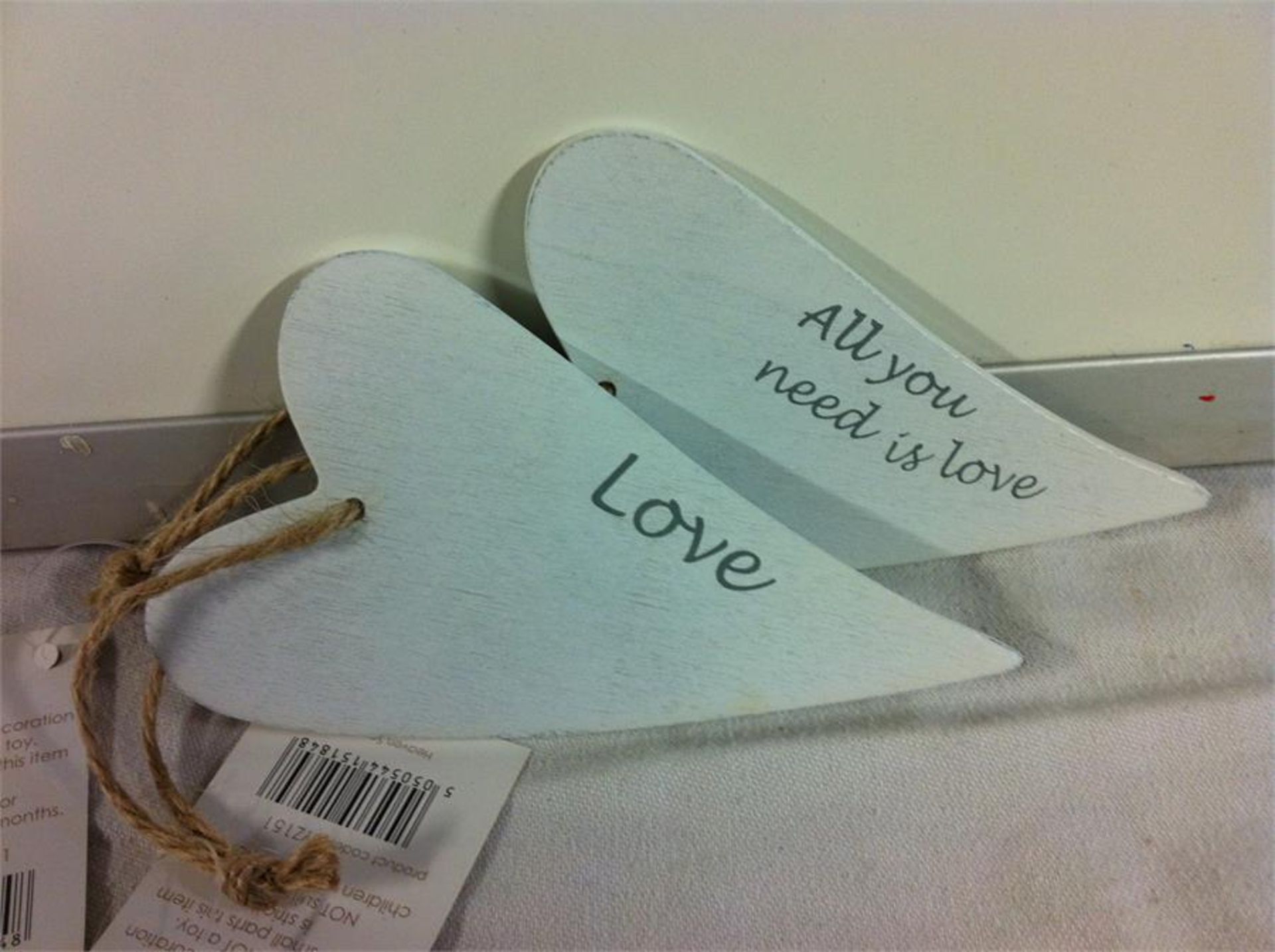 803 X KEYRINGS, HANGING HEARTS, PLAQUES, WHITEBOARDS, DOVES, ETC. RRP £ 2,566.35 - Image 4 of 7