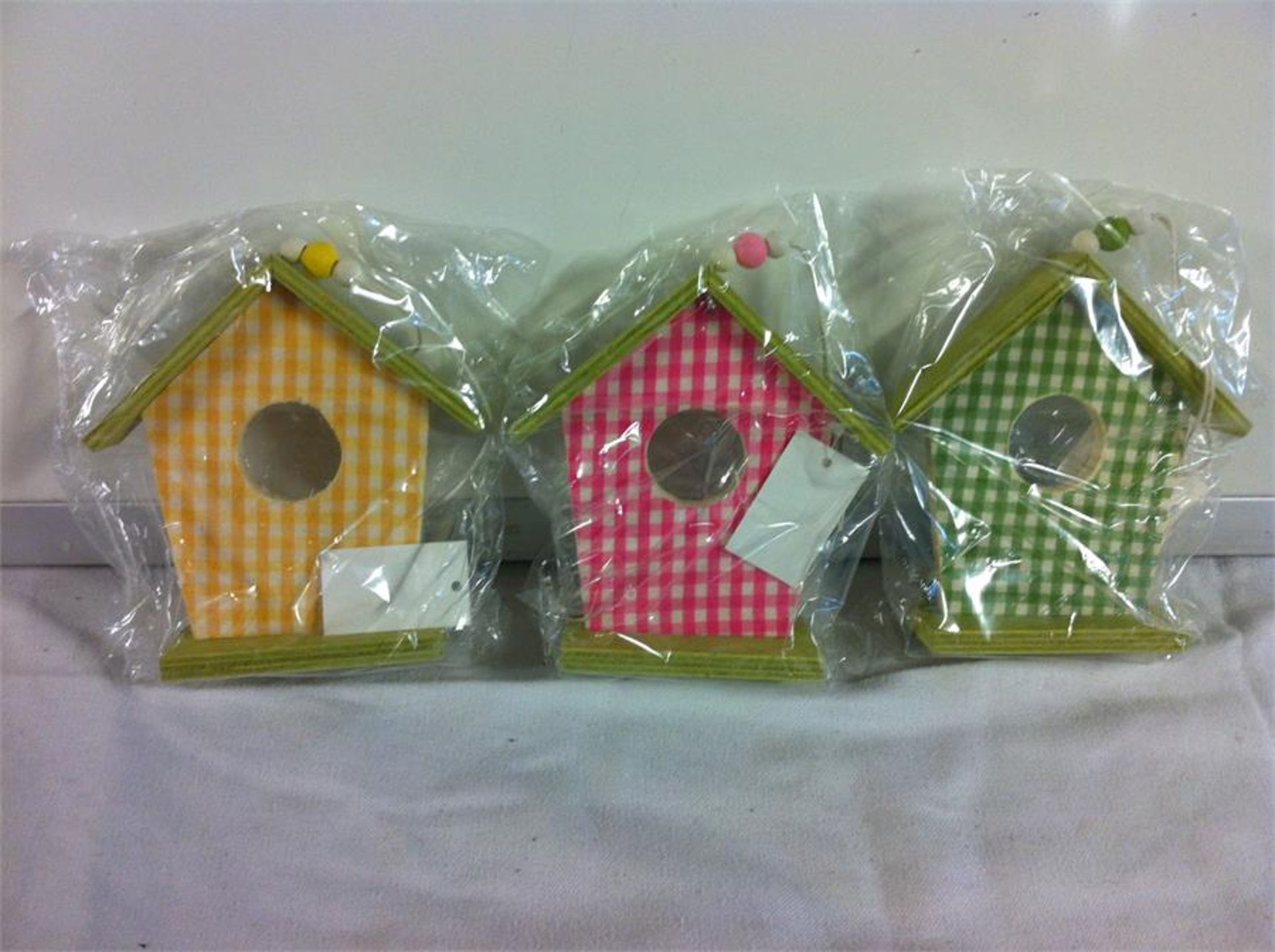 638 X HANGING HEARTS, PLAQUES, SIGNS, BIRDHOUSES, PLACE NAME HOLDER STANDS RRP £ 2,113.9 - Image 2 of 4