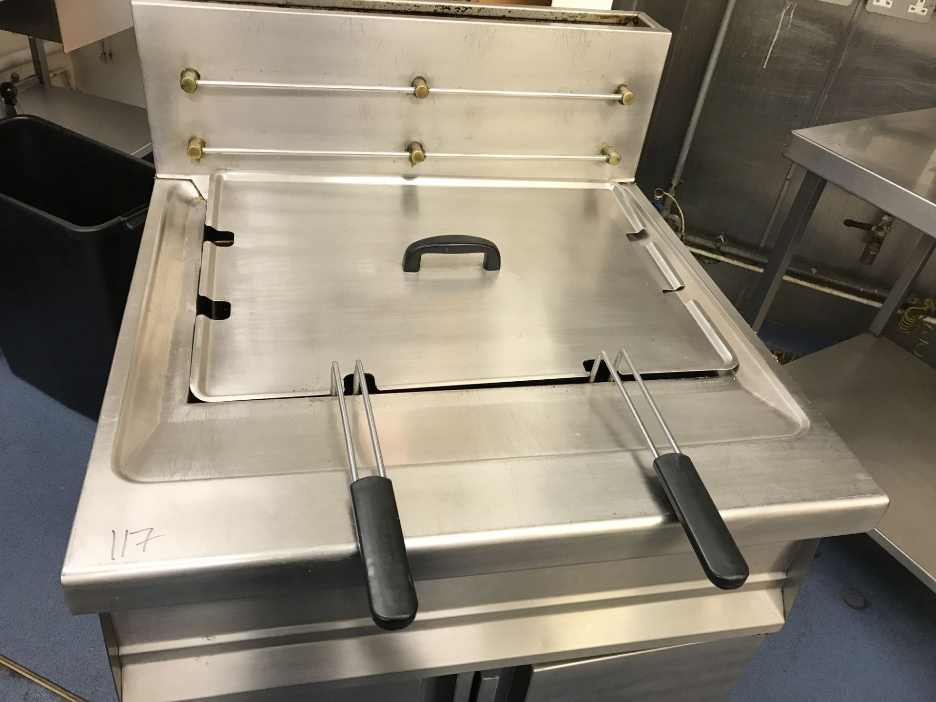 Double basket gas pedestal fryer