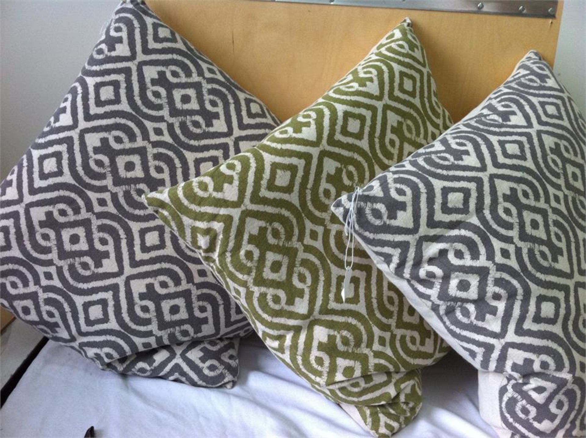 18 x cushions. See description for sizes/colours/designs. - Image 4 of 7