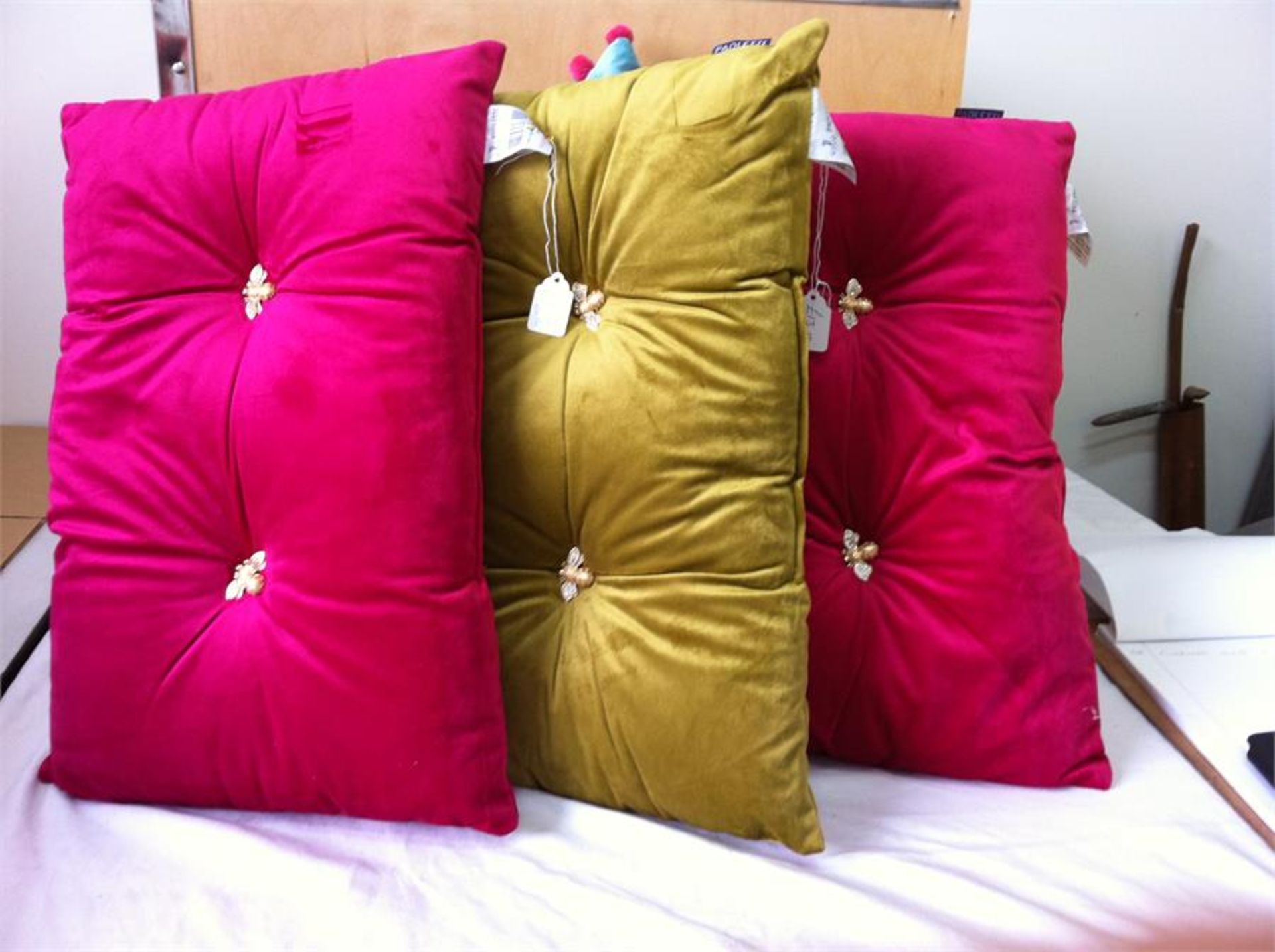 18 x cushions. See description for sizes/colours/designs. - Image 6 of 7