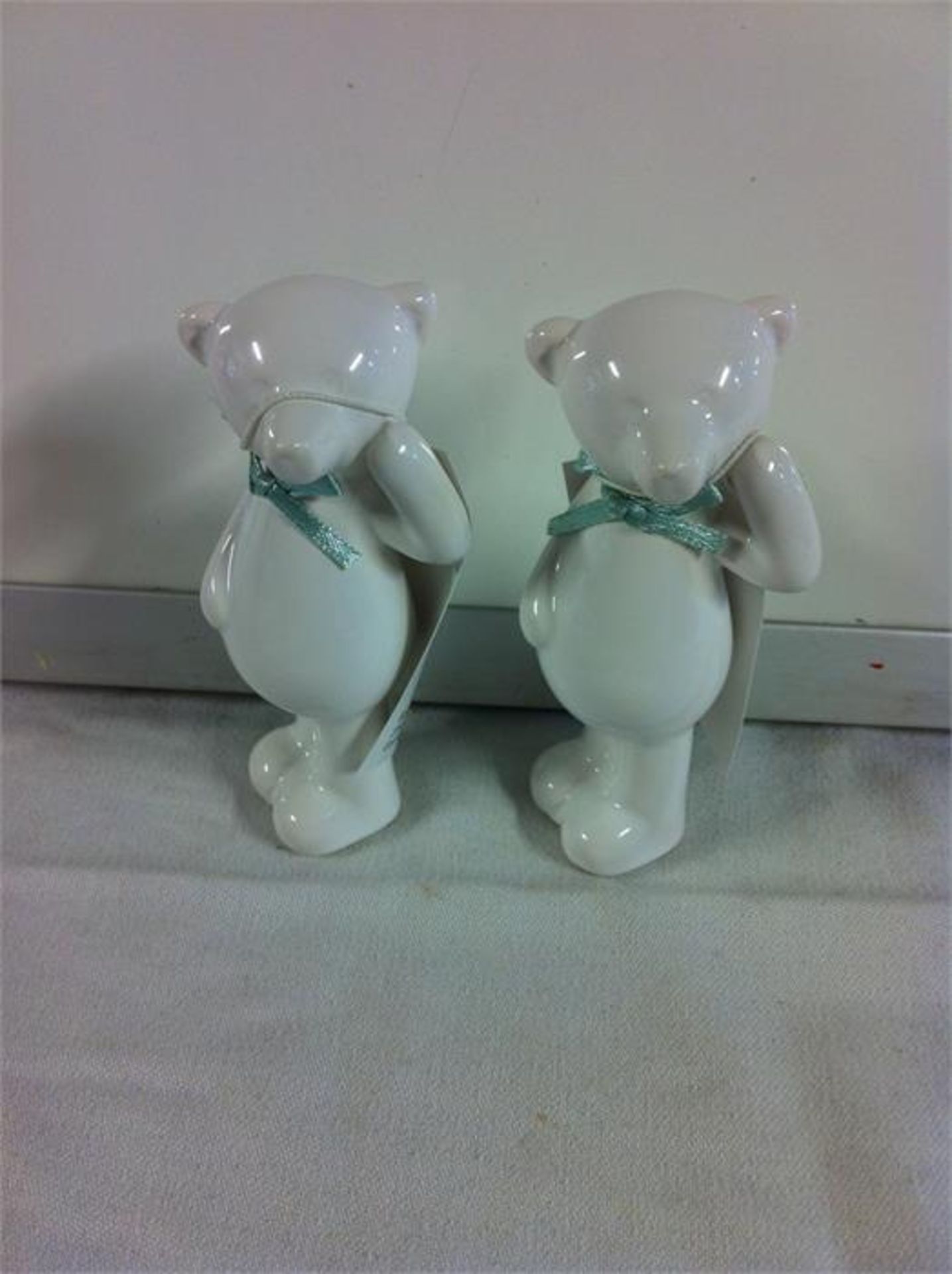 98 X WHITE CERAMIC TEDDYS, ROCKING HORSES, STAGS, TEALIGHT HOLDERS, ETC. RRP £ 1,968.10