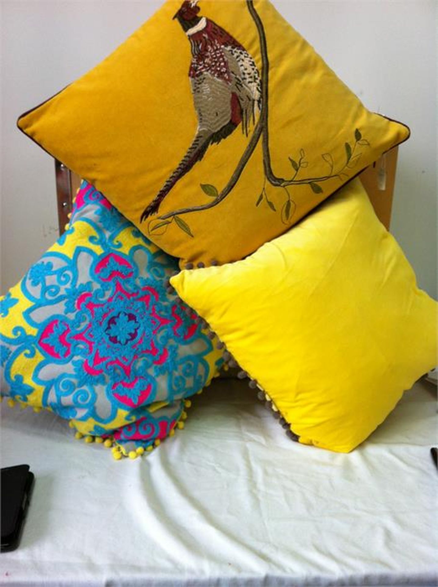 18 x cushions. See description for sizes/colours/designs. - Image 7 of 7