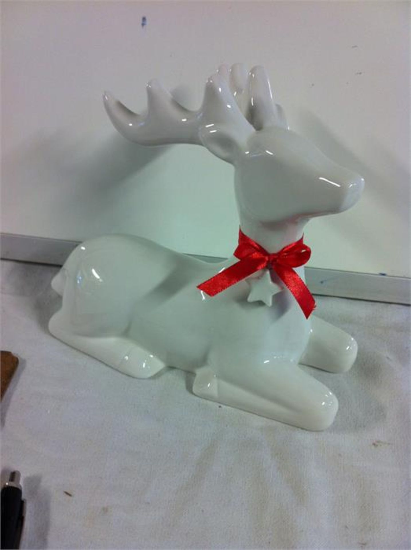 98 X WHITE CERAMIC TEDDYS, ROCKING HORSES, STAGS, TEALIGHT HOLDERS, ETC. RRP £ 1,968.10 - Image 6 of 8