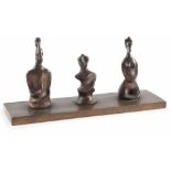 Max Ernst Roi, reine et fou Bronze mit bräunlicher Patina. (1929/30). Ca. 14 x 30 x 9,5 cm (mit