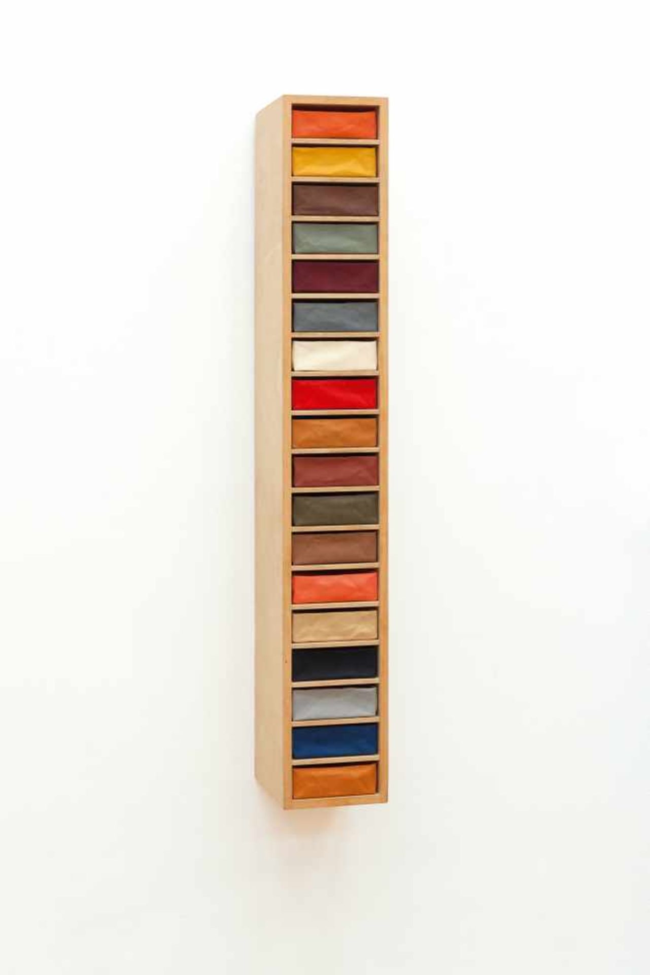 FRANZ ERHARD WALTHER - Wandgesang Baumwollstoff (18 Teile) in Holzkorpus. (1990). Ca. 151,5 x 22,5 x