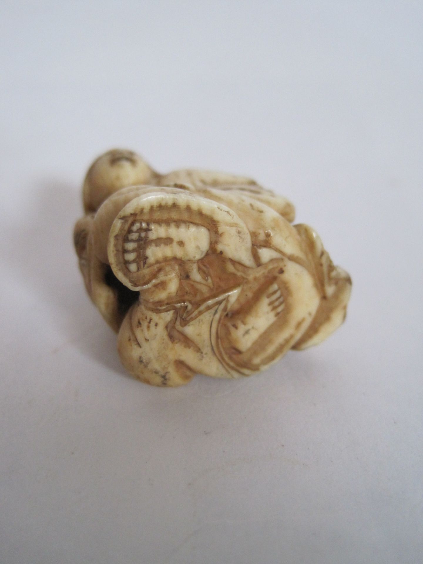 Netsuke Okame accroupie, période Meiji, en os, petit manque au coude gauche, belle [...] - Bild 8 aus 18