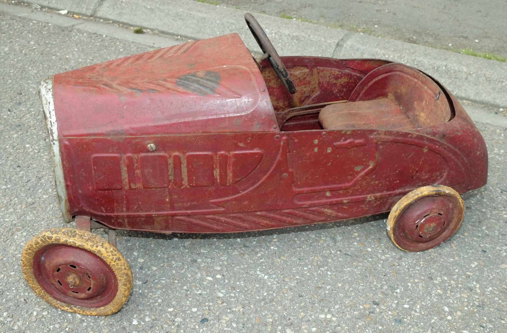 Voiture à pédales des années 1940, quelques chocs, tôle rouillée sans percement, [...]