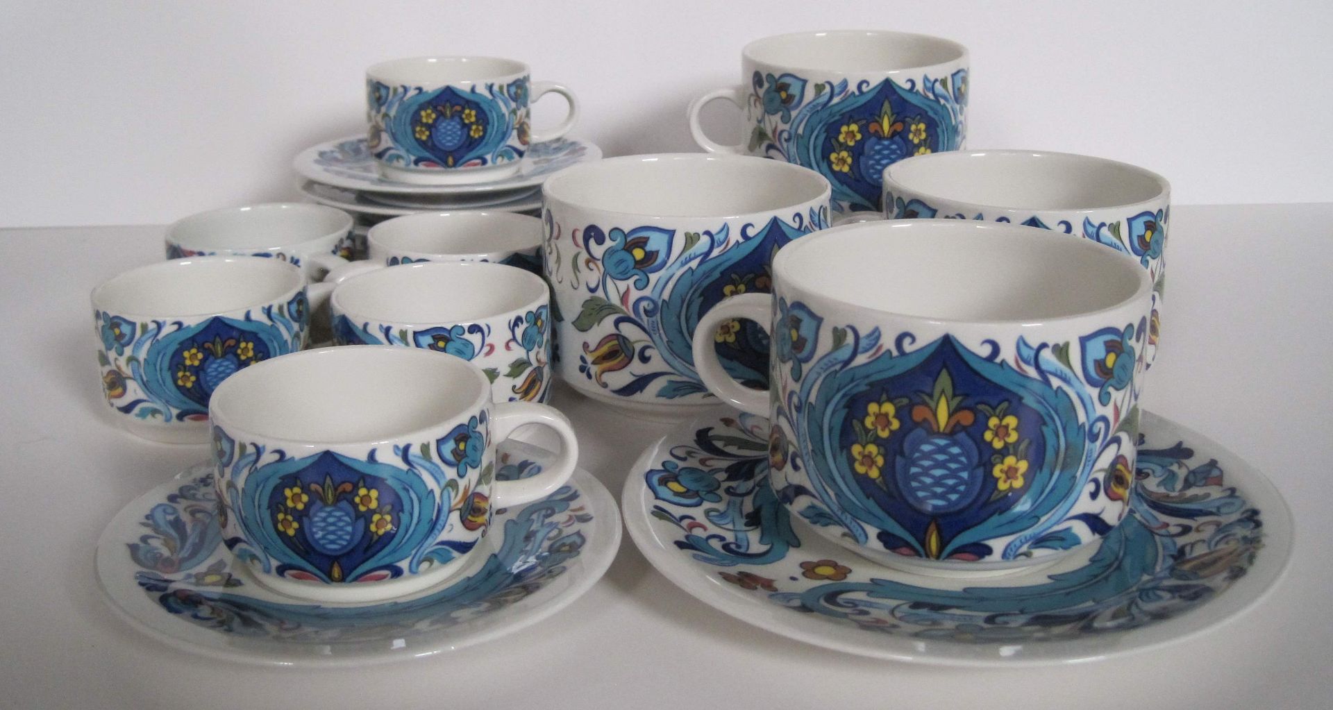 Ensemble de 10 tasses (6 petites et 4 grandes) et sous-tasses (1 avec petit éclat) [...] - Bild 4 aus 6