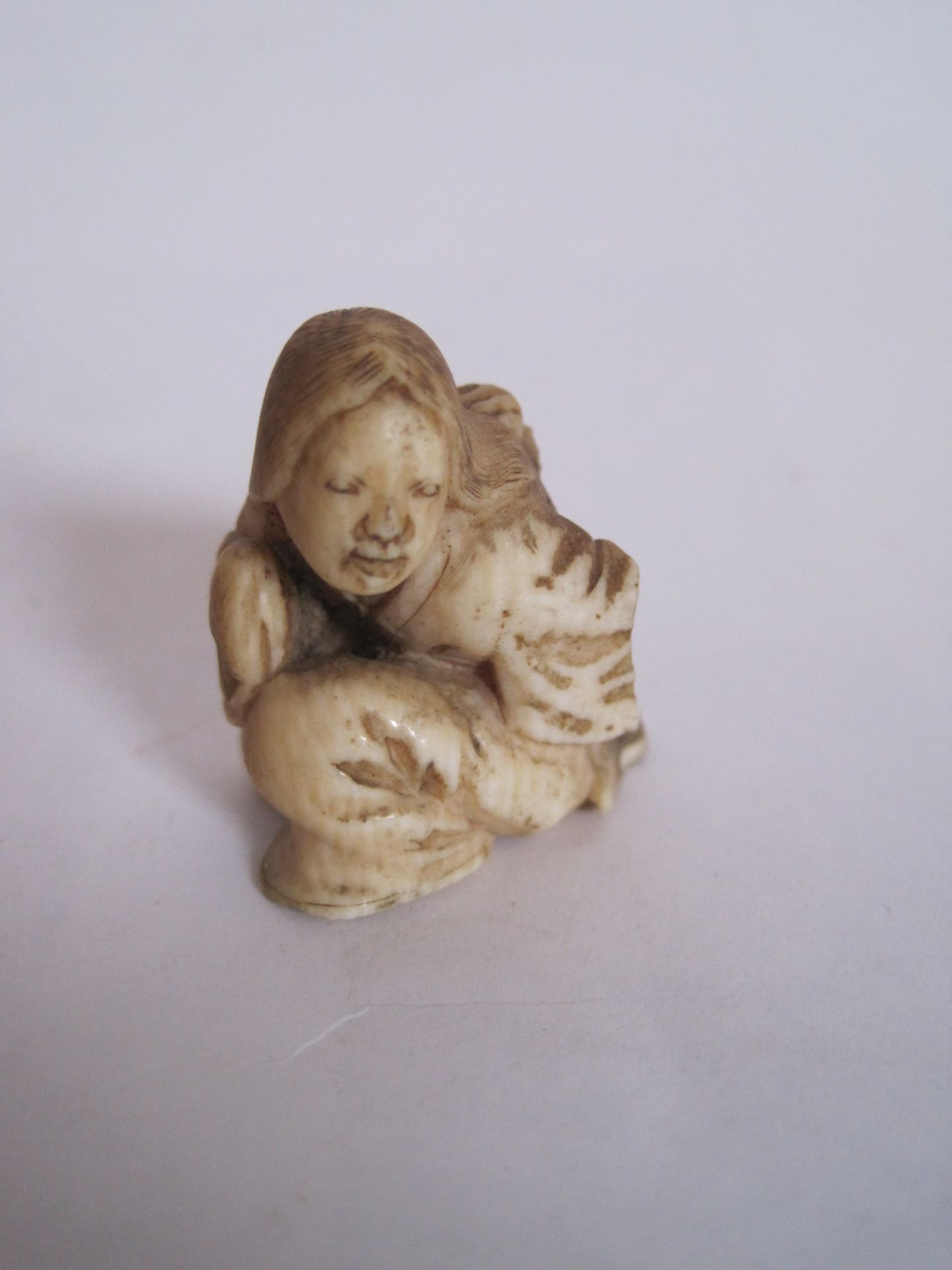 Netsuke Okame accroupie, période Meiji, en os, petit manque au coude gauche, belle [...] - Bild 5 aus 18