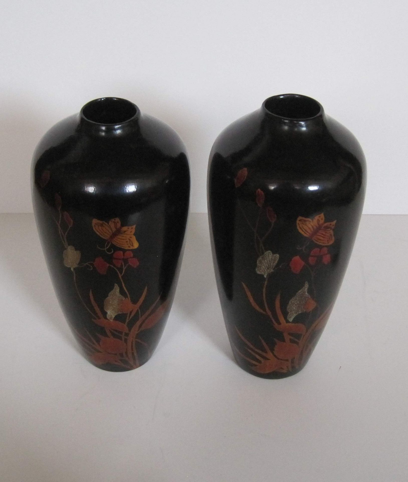 Paire de petits vases origine de Chine à décor de papillons, XX, laqués - Hauteur [...] - Bild 5 aus 6