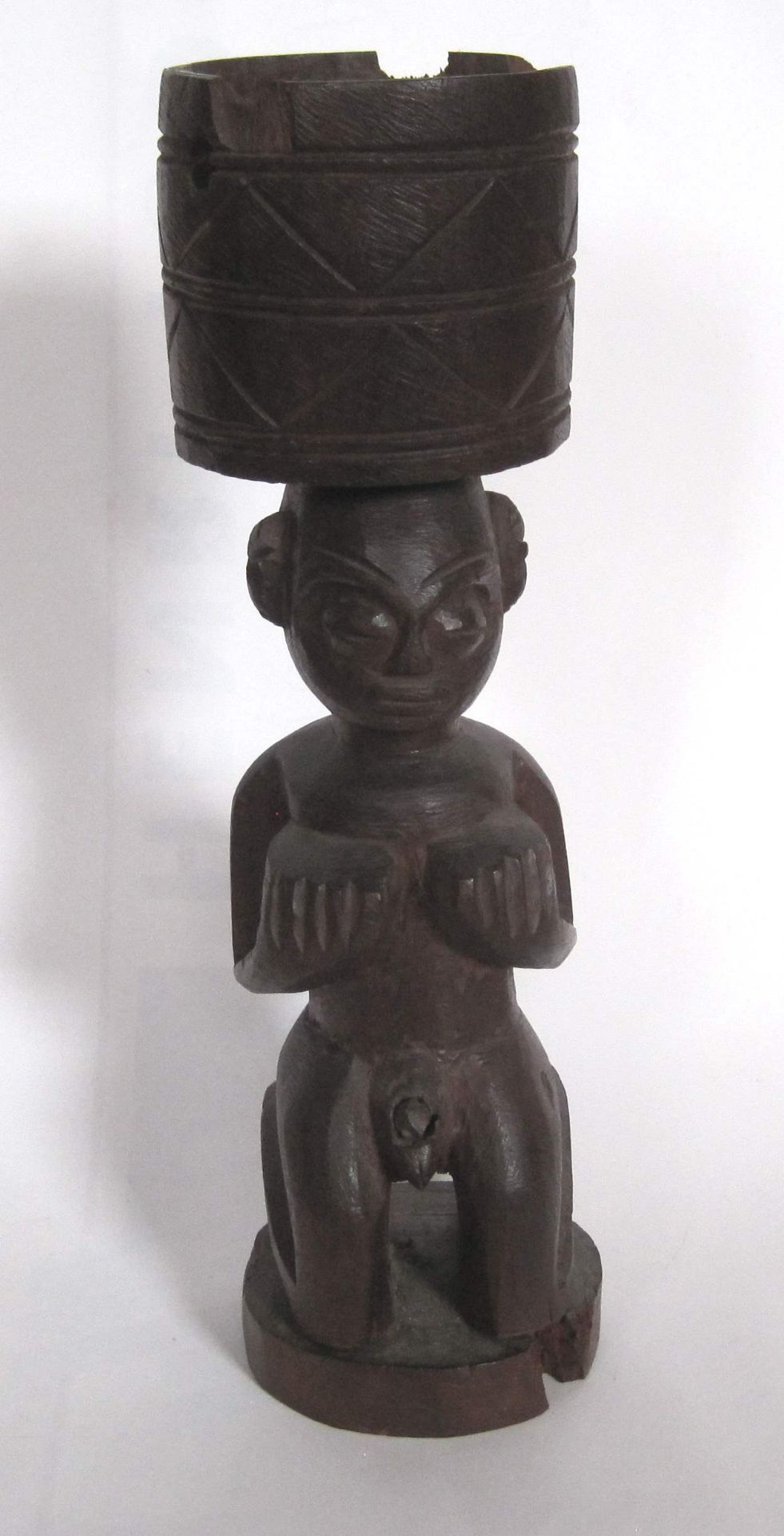 Statuette africaine des années 70, personnage masculin accroupi portant un bol à [...] - Bild 2 aus 2