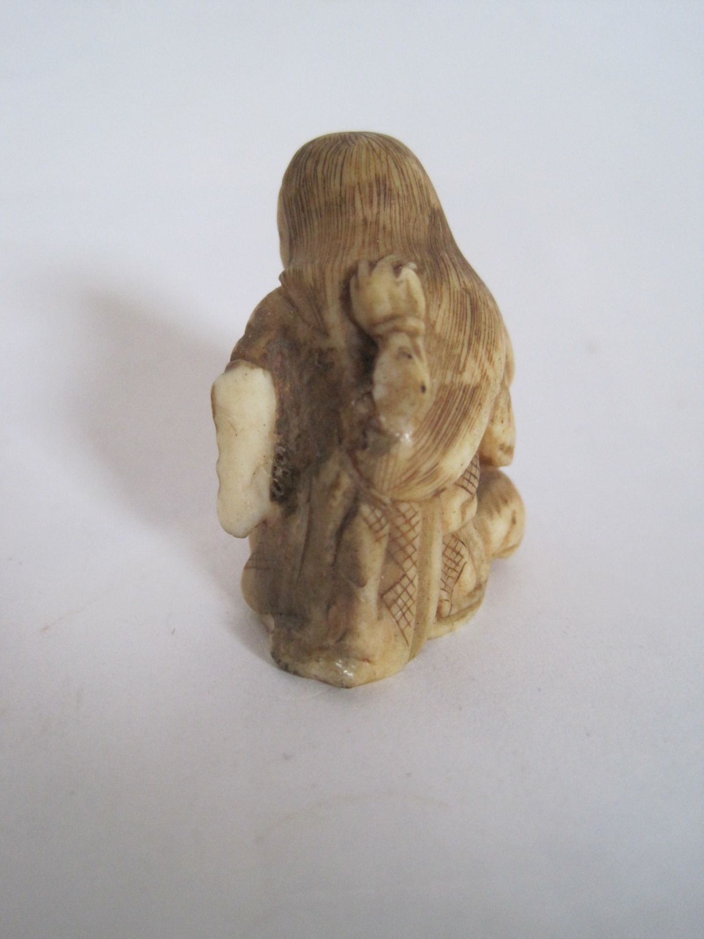 Netsuke Okame accroupie, période Meiji, en os, petit manque au coude gauche, belle [...] - Bild 14 aus 18