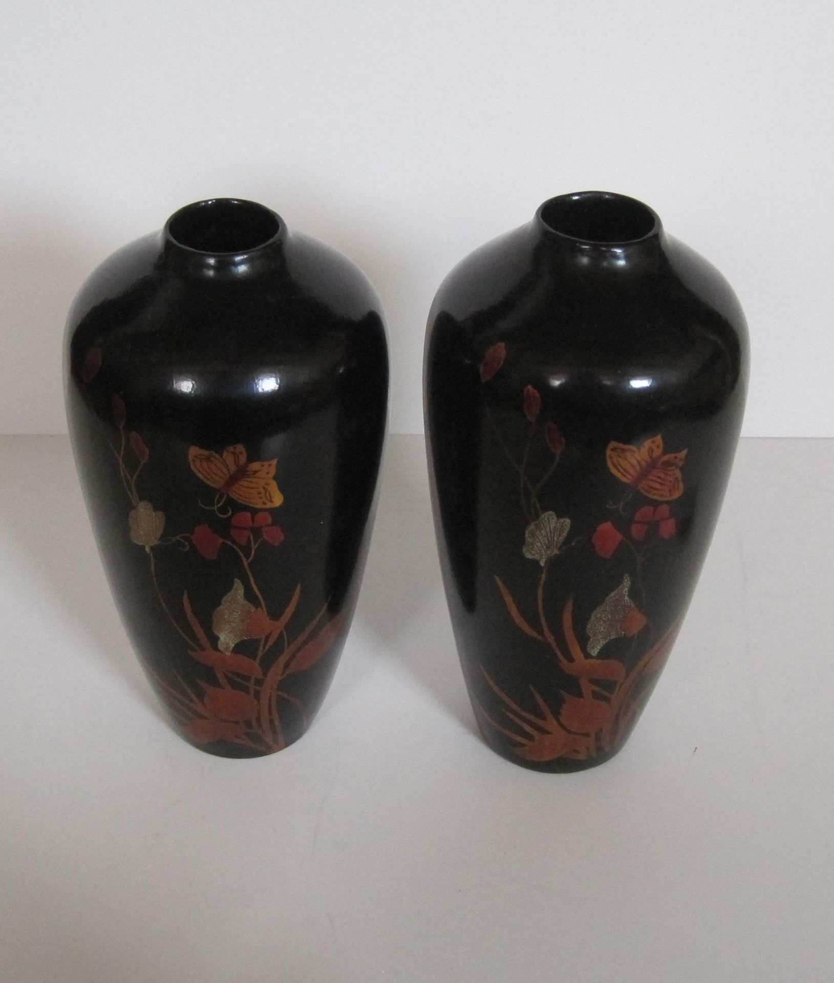 Paire de petits vases origine de Chine à décor de papillons, XX, laqués - Hauteur [...]