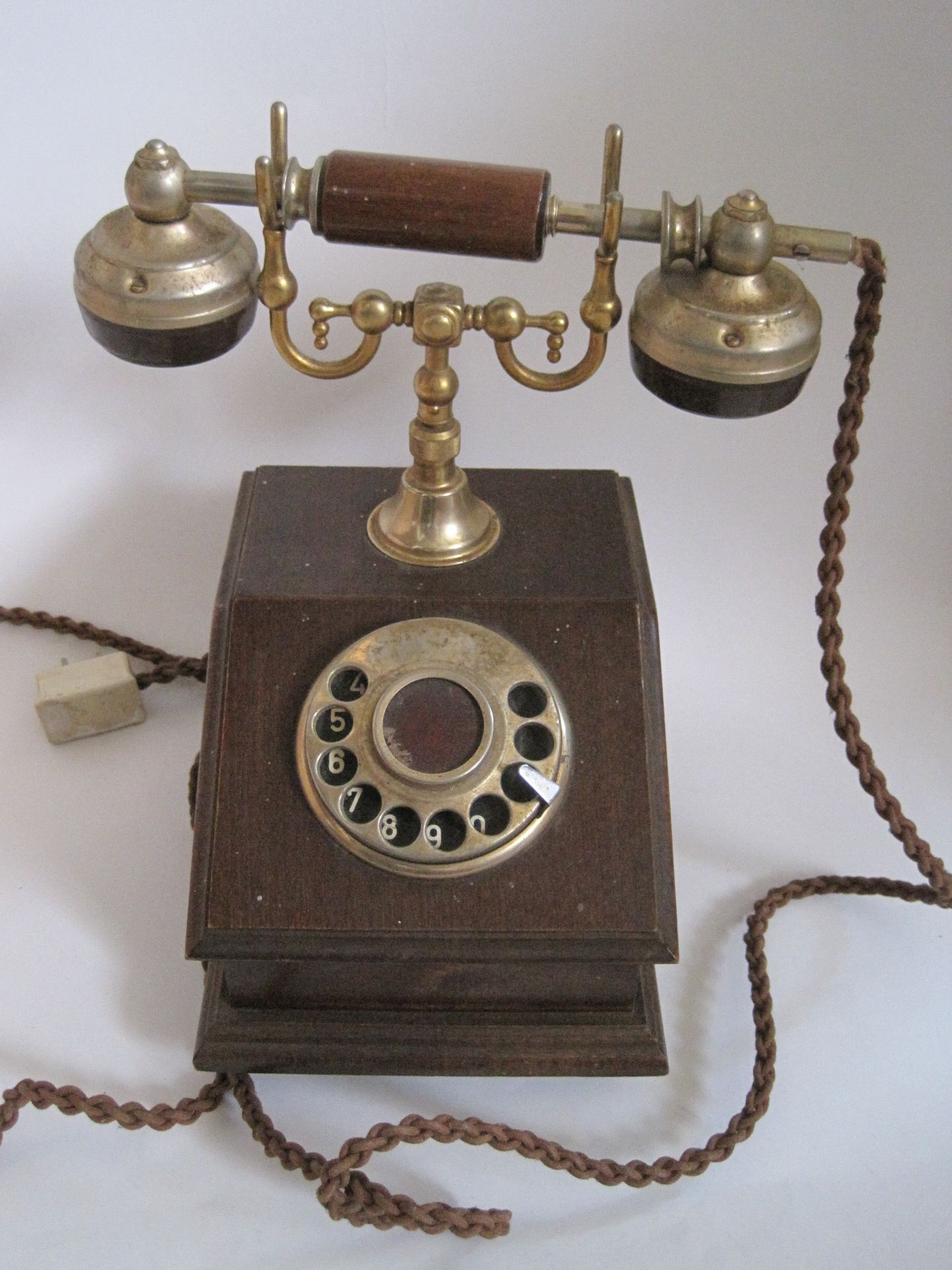 Telephone des années 30, en état de marche – hauteur : 30 cm Telephone of the [...]