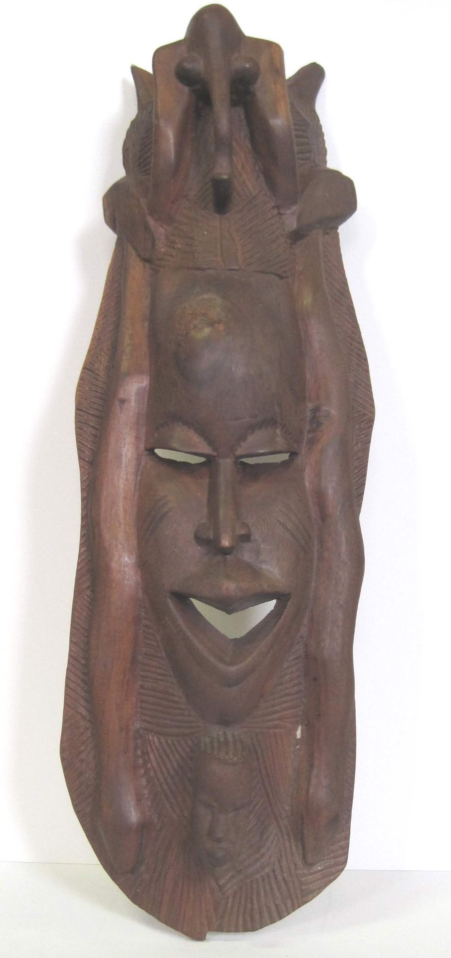 Masque africain en bois exotique, années 1970 – Hauteur : 76 cm African mask in [...] - Bild 5 aus 18