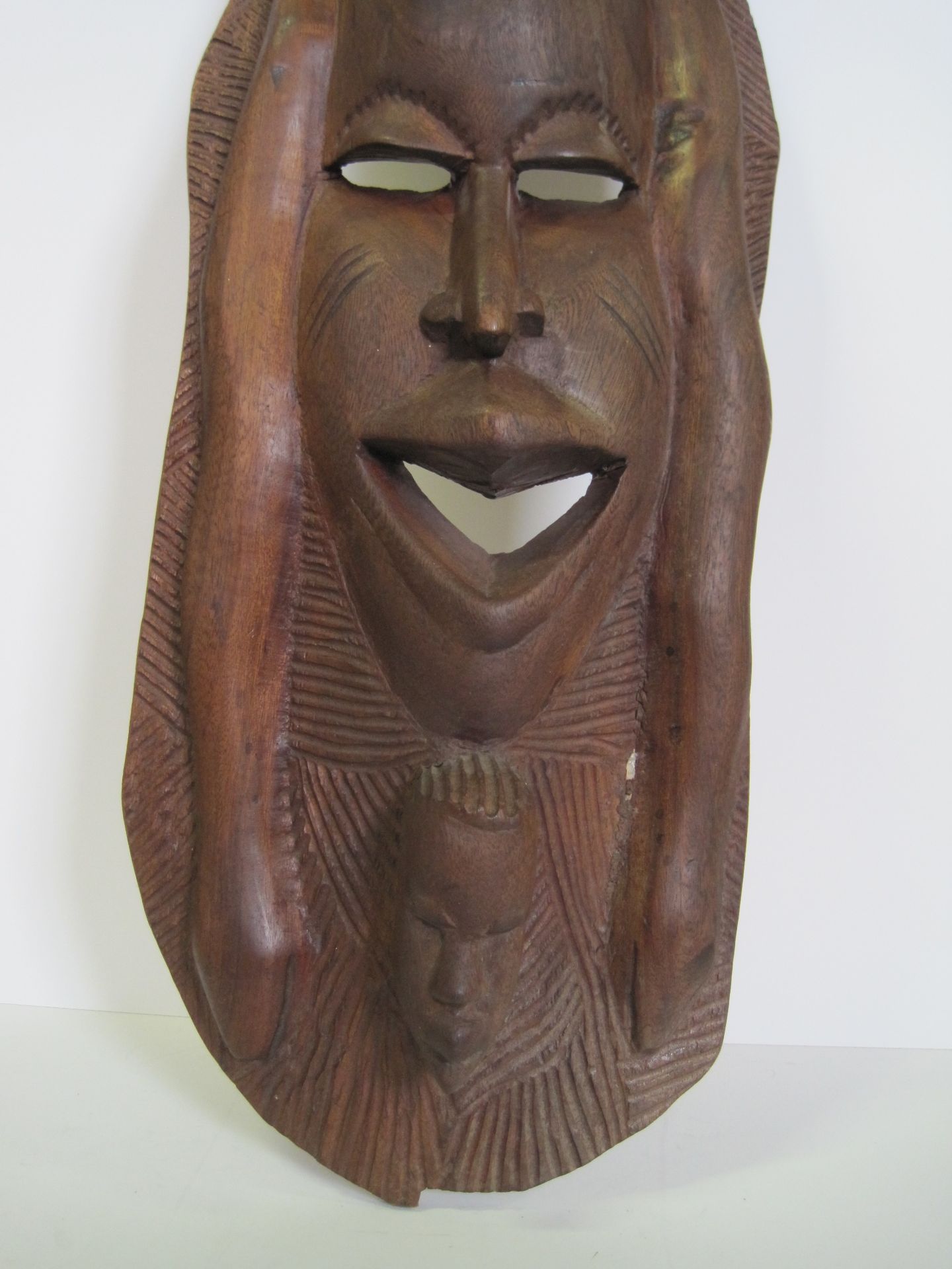 Masque africain en bois exotique, années 1970 – Hauteur : 76 cm African mask in [...] - Bild 18 aus 18