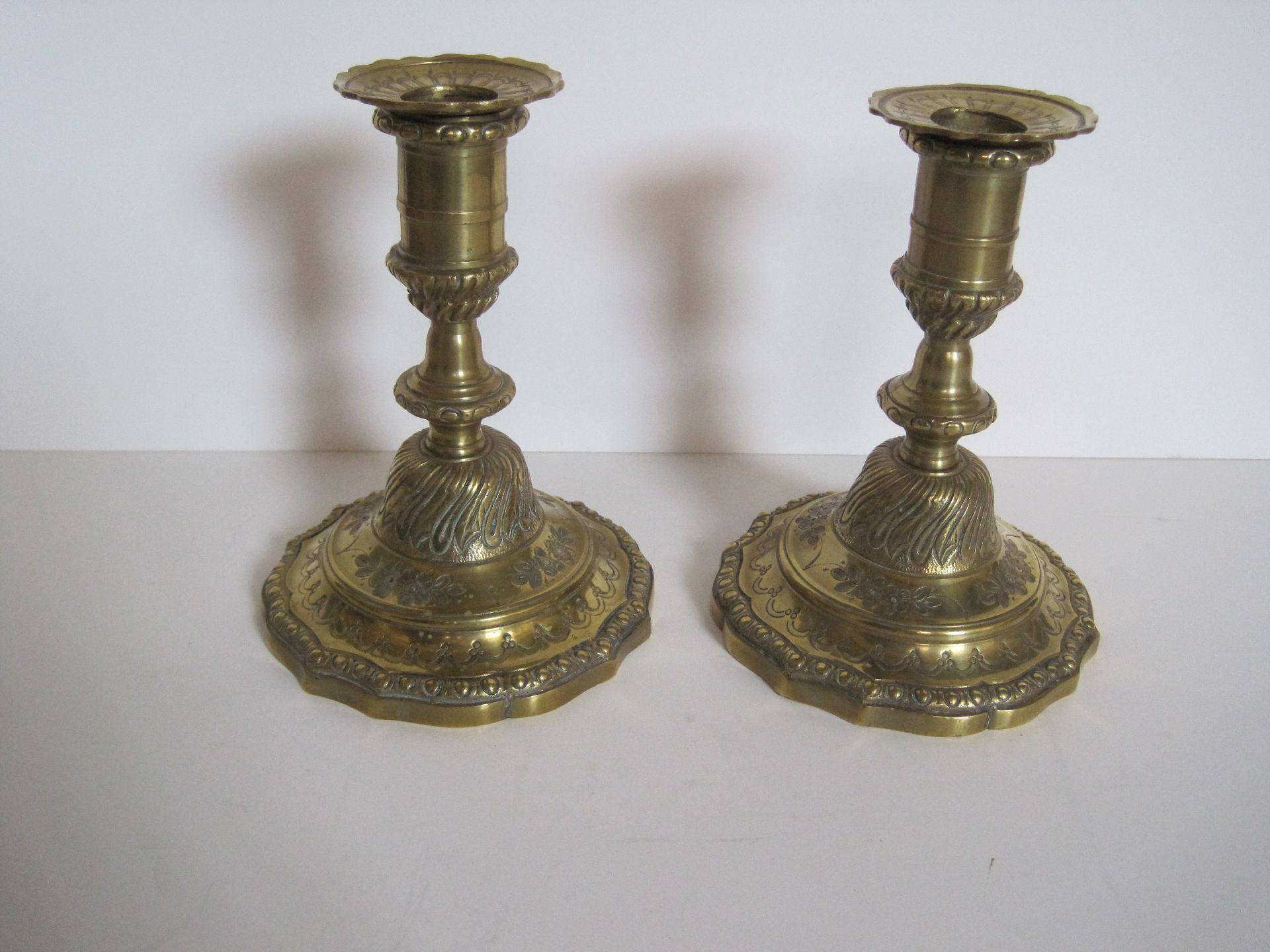 Bougeoirs en bronze XIX, signés CO - Hauteur : 15 cm, diamètre du socle : 11 [...]