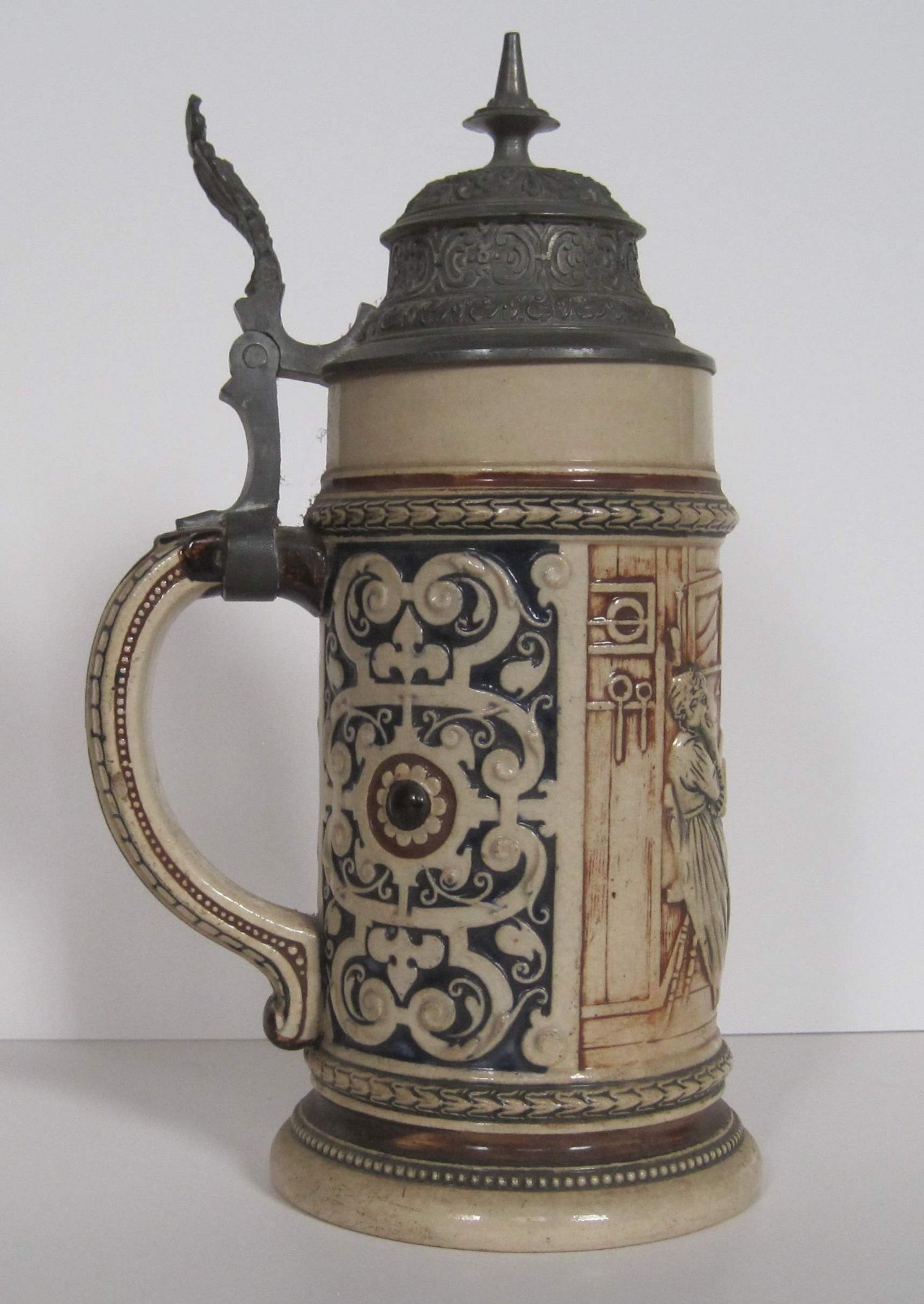 Chope de bière en grès (0,5 l) et couvercle en laiton gravé, scène de winstub [...] - Bild 12 aus 12