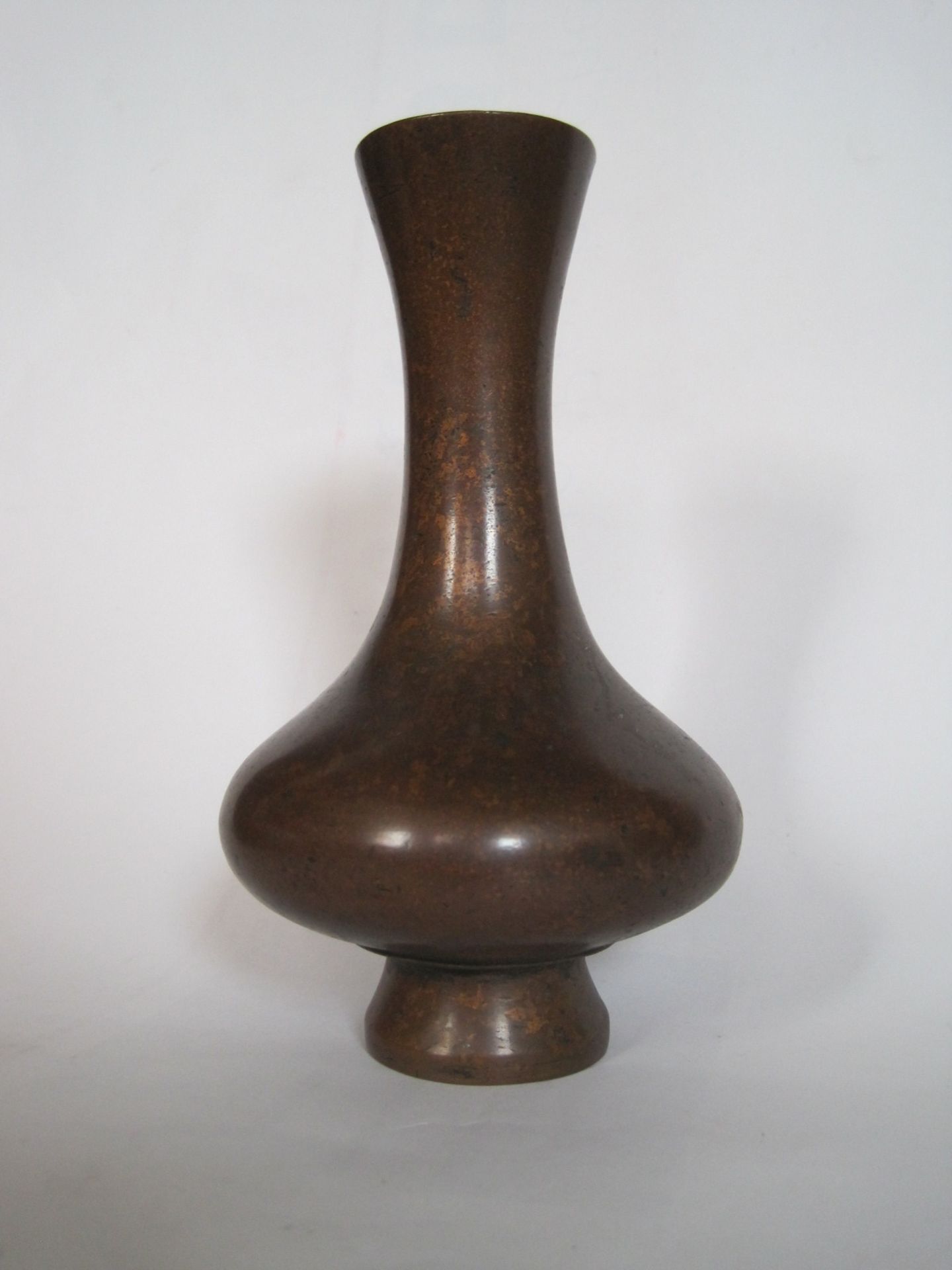 Vase Chine Dynastie Qing fin XIX, début XX, en bronze adoptant une élégante forme [...] - Bild 4 aus 12