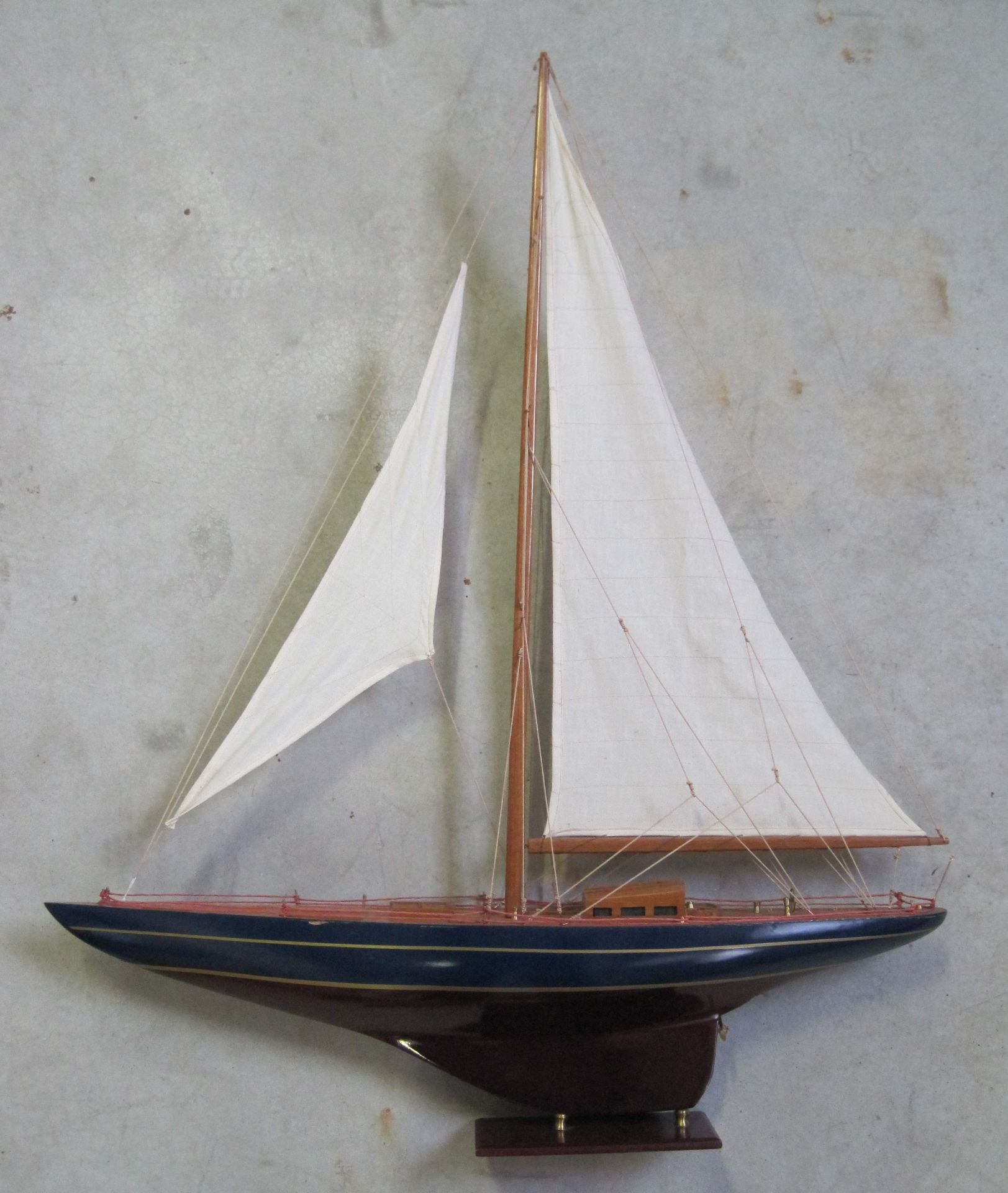 Maquette de bateau, voilier à 1 mât avec son foc, sa grand voile et ses cordages, [...]