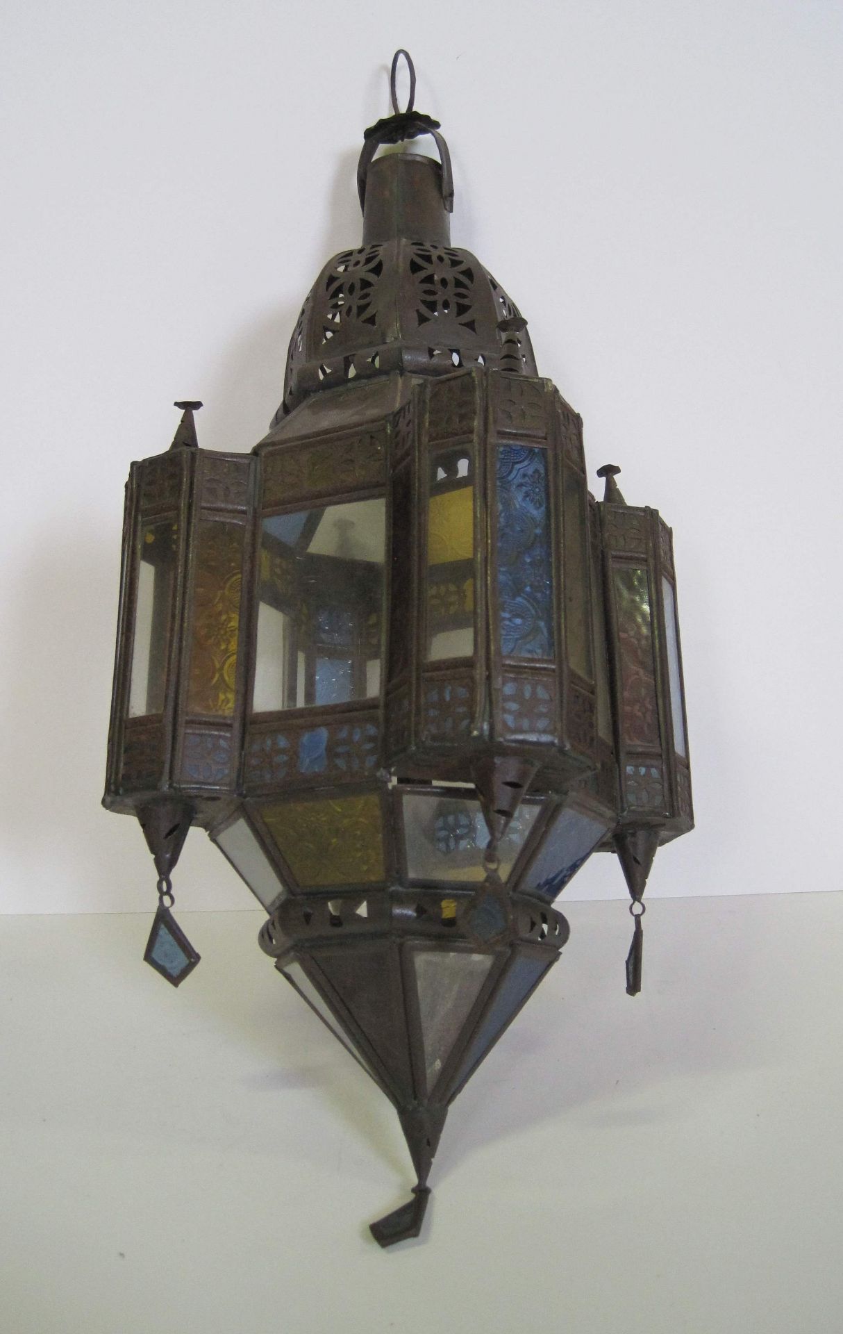 Lampe de mosquée origine Maroc, ciselée, vitrage colloré – hauteur : 54 cm Lamp [...]