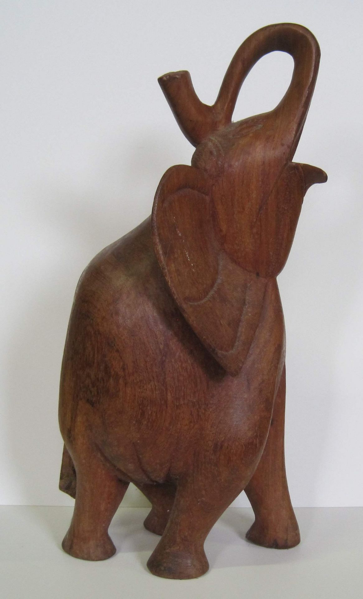 Sculpture en bois exotique représentant un éléphant barrissant, composition des [...]