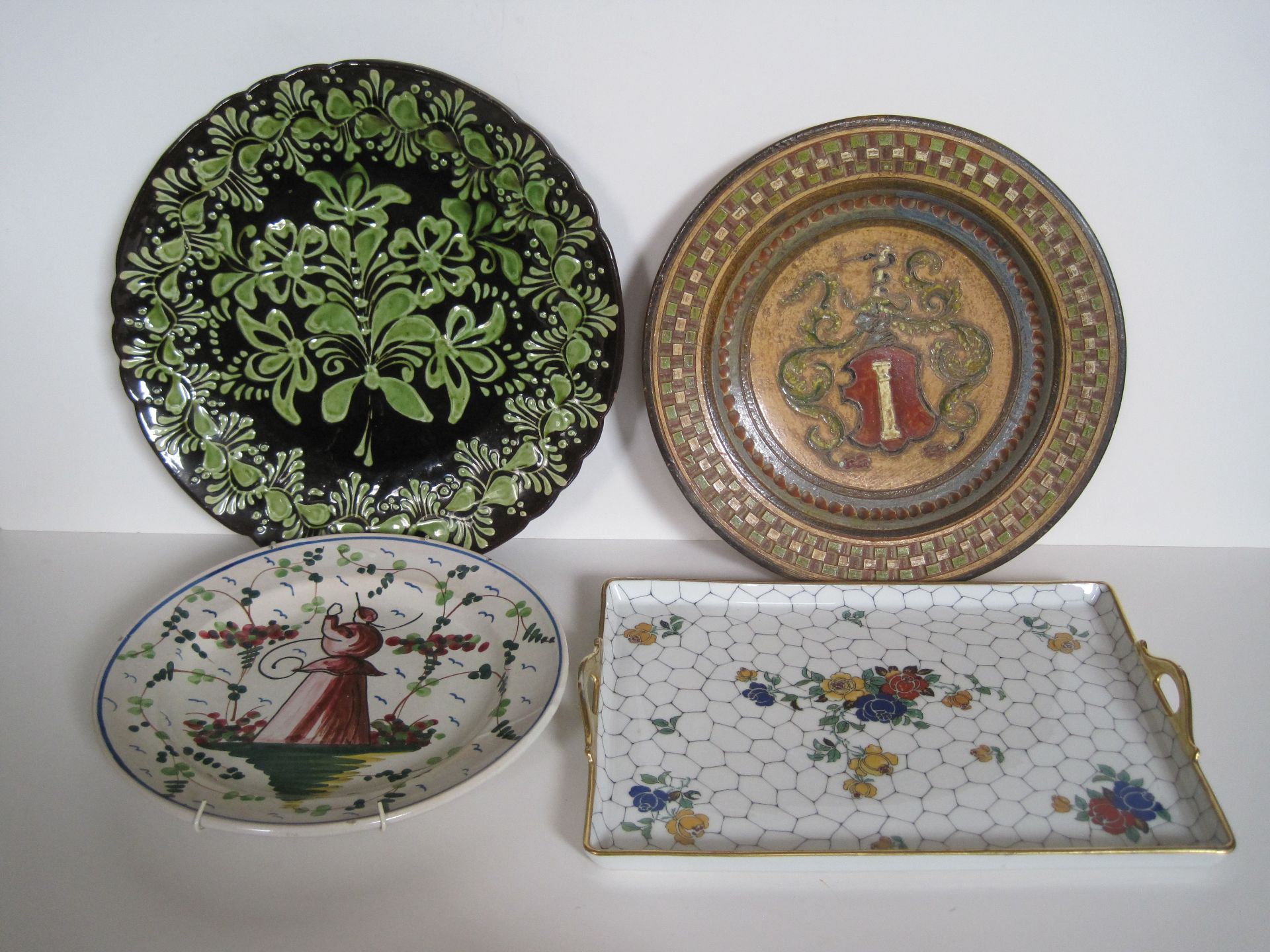 Ensemble de faïence : 3 assiettes provenance Italienne du XX, 1 plat en porcelaine [...]