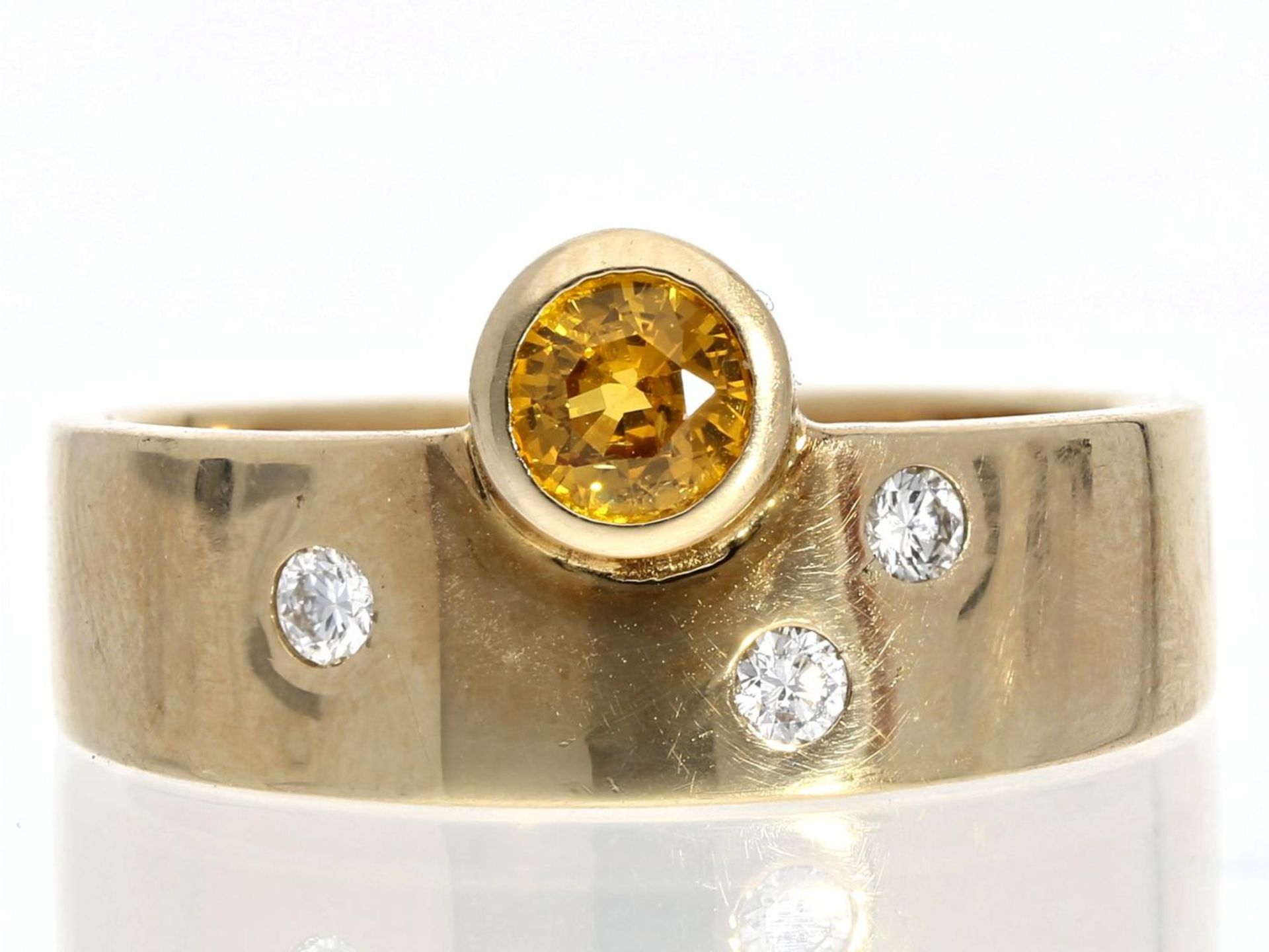 Ring: breiter, solide gearbeiteter Goldschmiedering mit gelbem Saphir und Brillanten Ca. Ø18,5,