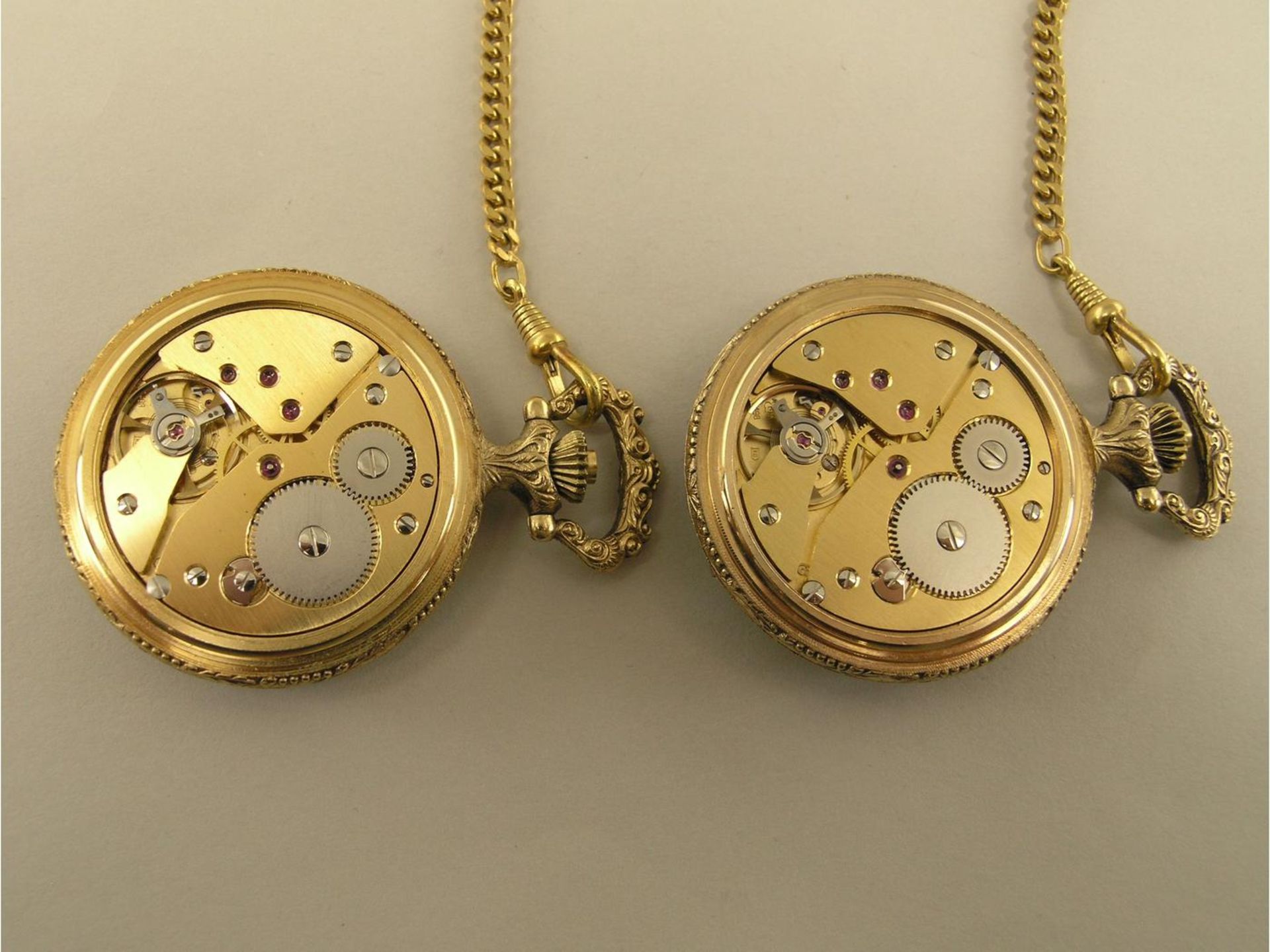 Taschenuhr: Paar dekorativer Eisenbahneruhren mit Uhrenketten, Schweiz 20.Jh., nahezu neuwertig - Bild 2 aus 4
