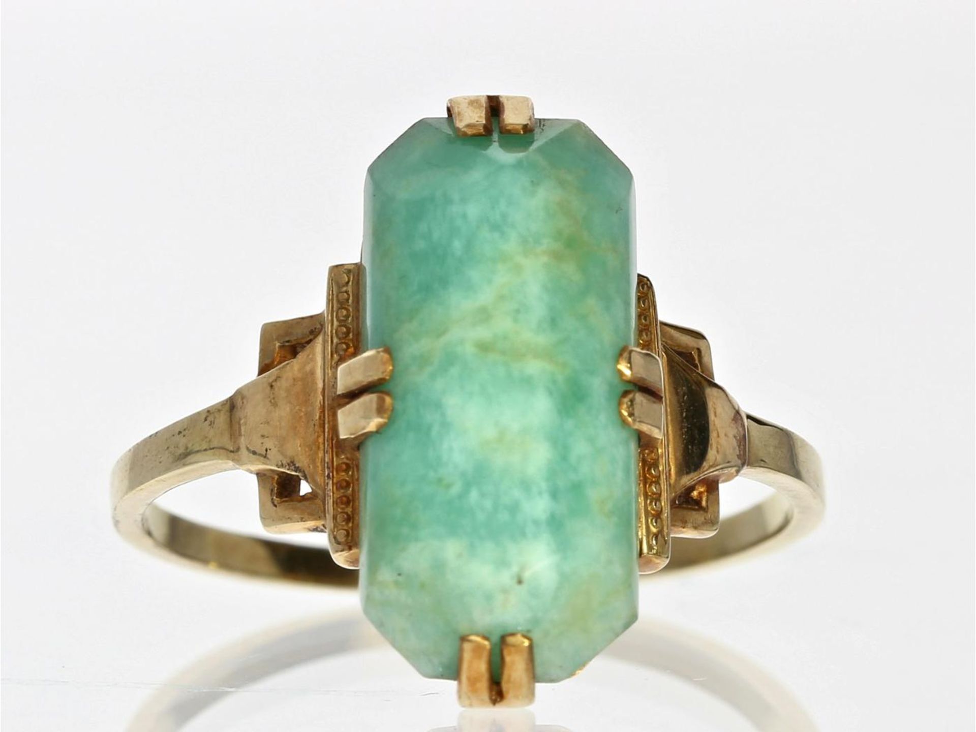 Ring: antiker Goldschmiedering mit grünem Amazonit, vermutlich aus der Zeit des Art déco Ca.