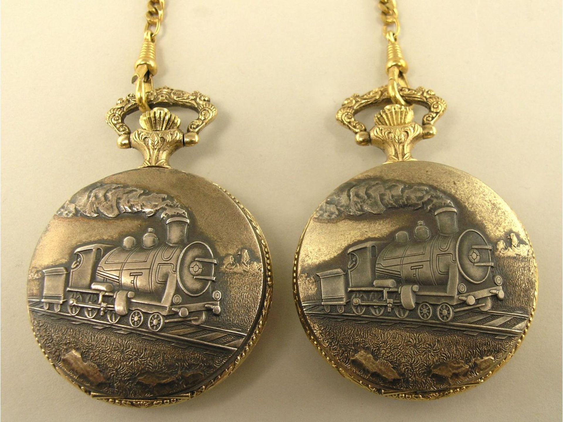 Taschenuhr: Paar dekorativer Eisenbahneruhren mit Uhrenketten, Schweiz 20.Jh., nahezu neuwertig - Bild 4 aus 4
