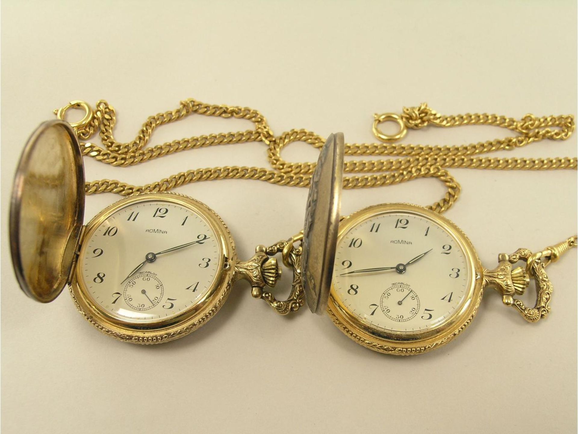 Taschenuhr: Paar dekorativer Eisenbahneruhren mit Uhrenketten, Schweiz 20.Jh., nahezu neuwertig