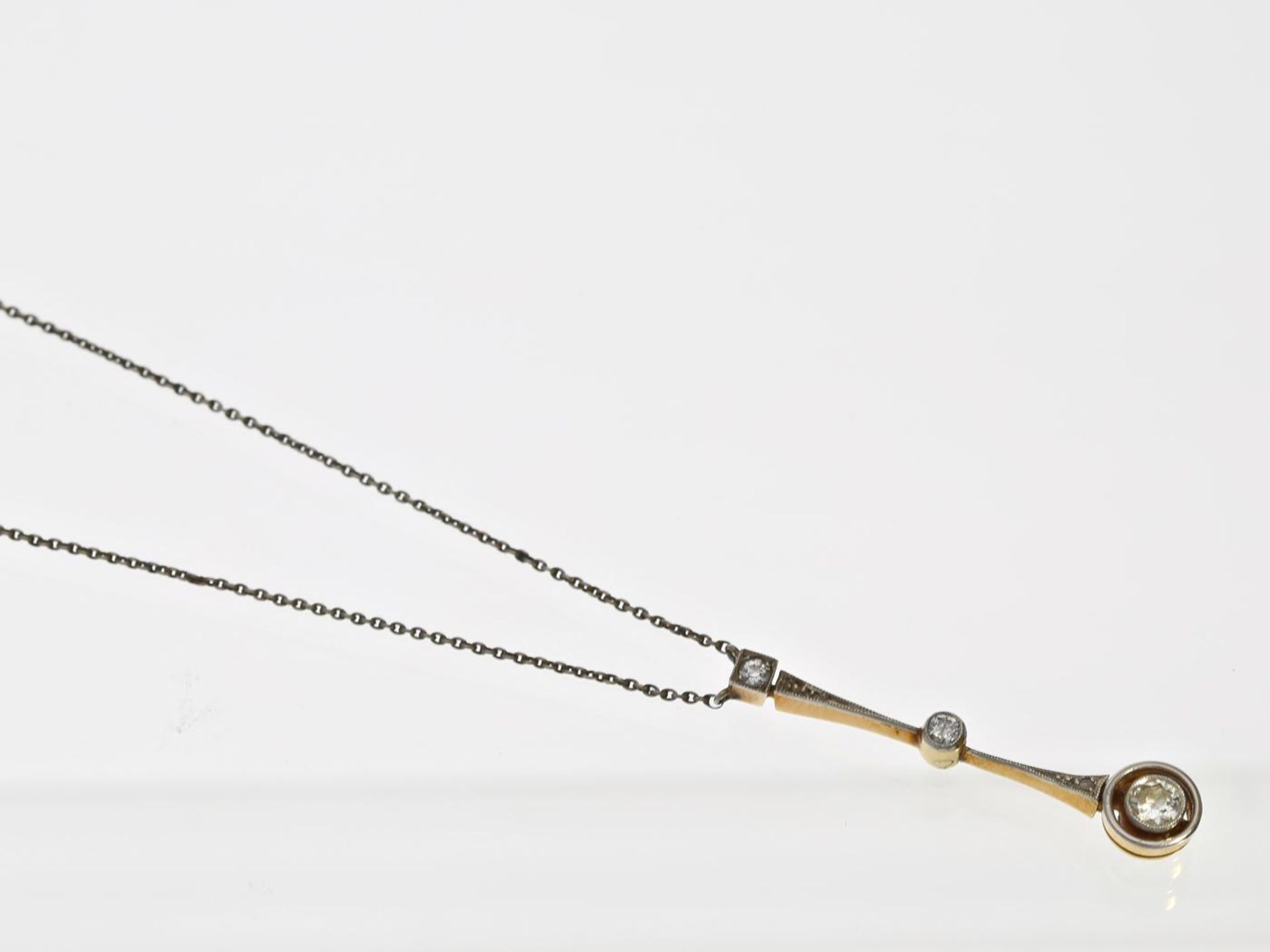 Kette: zierliches antikes Diamantcollier, vermutlich um 1920 Ca. 48cm lang, ca. 3g, Gold und Silber,