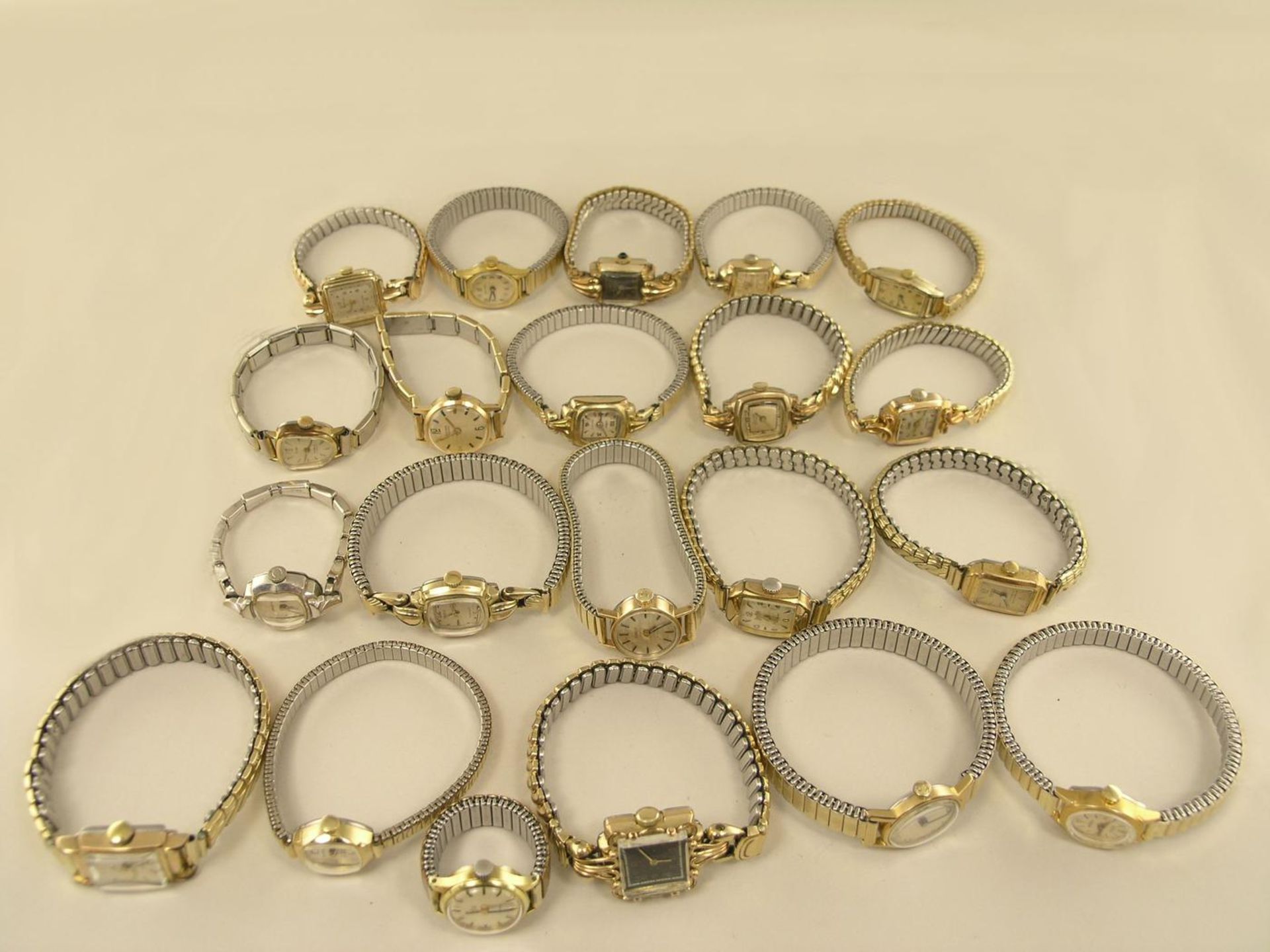 Armbanduhr: großes Konvolut vintage Damenuhren, 50er/60er Jahre 20 Armbanduhren und 1 Ringuhr,