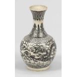 Kleine Vase mit Drachendekor Small Vase with Dragon Decoration China, 20. Jahrhundert. Porzellan,