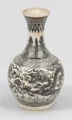 Kleine Vase mit Drachendekor Small Vase with Dragon Decoration China, 20. Jahrhundert. Porzellan,