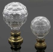 2 unterschiedliche Glaskugel mit Messingfassung als Knauf für Gardinenstange Um 1900. Farblosem