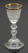 Kelchglas mit Wappen 18. Jh. Farbloses Glas. Goldrand. H. 22,5 cm. Facettierter Hohlfuß mit