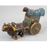 Ochsenkarren Oxcart China, um 1900. Cloisonné. 30 x 49 x 25 cm. Zierobjekt bestehend aus Ochse und