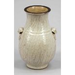 Vase China, 19. Jahrhundert. Porzellan. Teilw. braun bemalt. H. 21 cm. Boden mit Wachssiegel. -