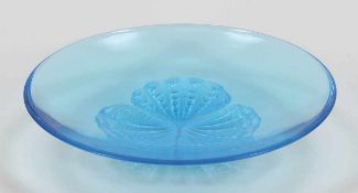 Schale mit drei Muschen Blaues Glas, Muscheln mit mattierter Oberfläche. H. 8,5 cm, D. 36 cm.