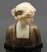 Künstler um 1900 - Büste einer Frau - Alabaster. Metall. Grüner Marmorsockel. H. o./m. Sockel: 27/29