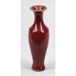 Kleine Vase mit Ochsenblut-Glasur Small Vase with Ox-Blood-Glaze China, um 1900. Heller Scherben. H.