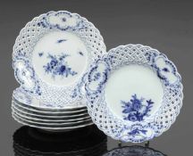 8 Durchbruchteller Königliche Porzellan Manufaktur, Meissen um 1850. - Blaue Blume mit Insekten bzw.